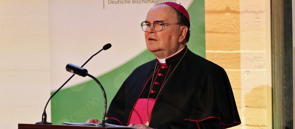 Bischof Bertram Meier an einem Rednerpult