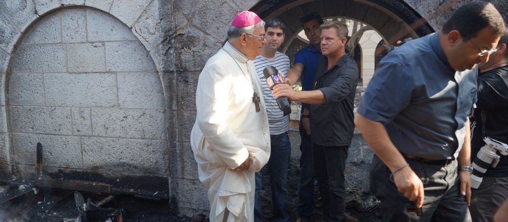 Journalisten interviewen eine Pater in Tabgha.