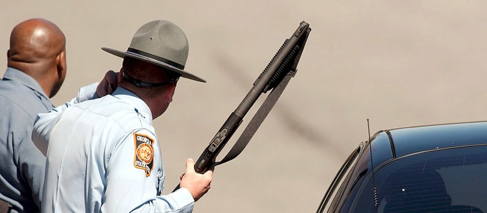 US-Polizisten mit Waffe.