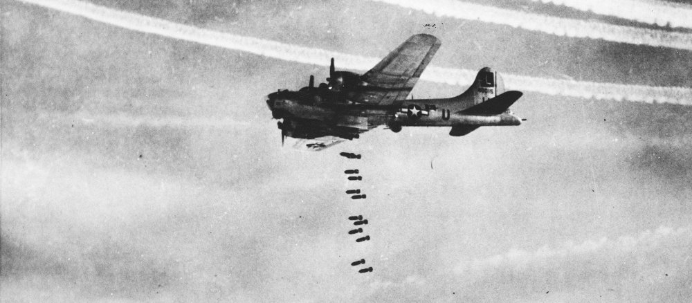 Ein US-Amerikanischer B-17-Bomber wirft im Jahr 1944 Bomben über Deutschland ab.