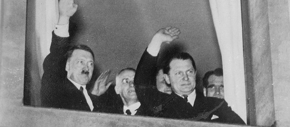 Adolf Hitler (l.) und Hermann Göring am Abend des 30. Januar 1933 an einem Fenster der Reichskanzlei in Berlin.