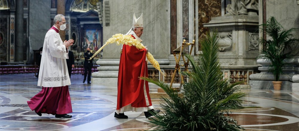 Papst Franziskus trägt einen Palmzweig
