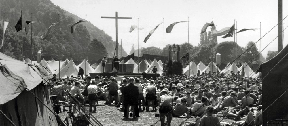Auf einer großen Wiese findet 1956 der Gottesdienst des dritten Nachkriegszeltlagers des Bund Neudeutschland statt.
