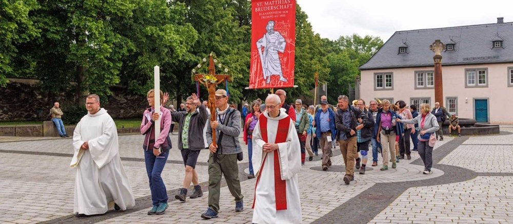 Eine Gruppe läuft mit einem Kreuz.