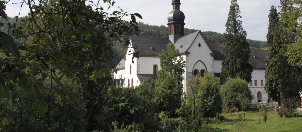 Eine Kirche in einem grünen Park