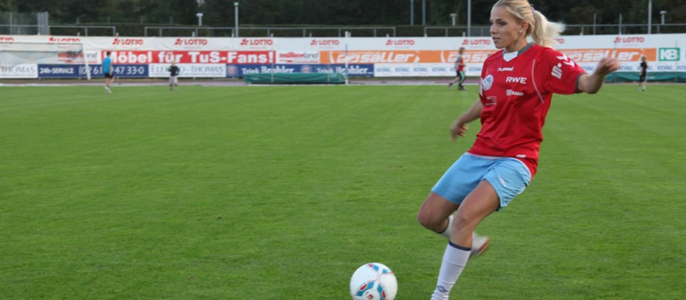 Die Fußballerin Alina Tselutina setzt auf einem Spielfeld zum Schuss an.