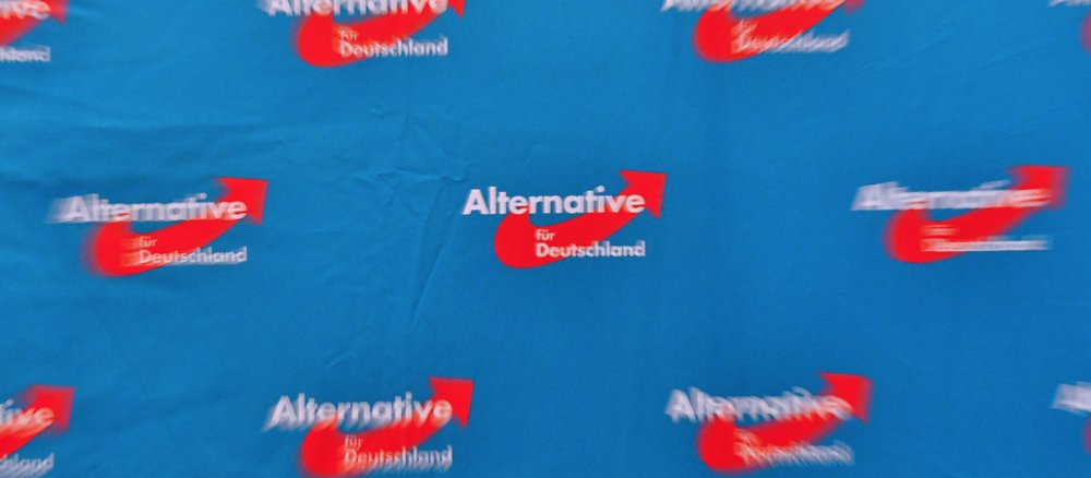 "Alternative für Deutschland" steht am 18.03.2017 in Berlin beim Kongress "Deutschland im Fadenkreuz" auf einem Transparent.
