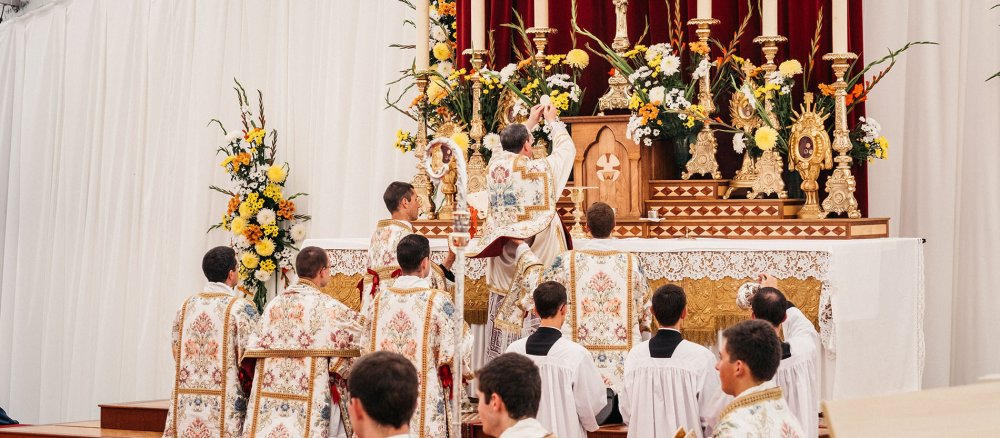 Elevation während der Messe anlässlich der Weihe von sechs Seminaristen der Priesterbruderschaft St. Pius X. zu Priestern