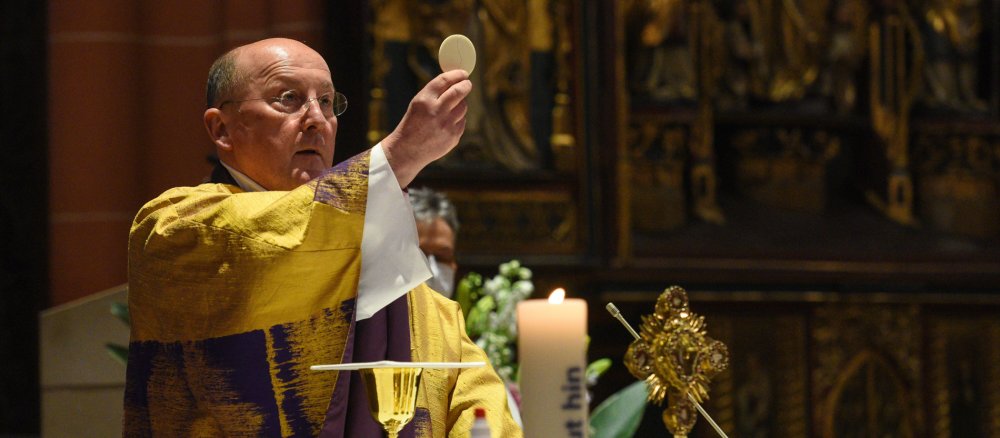 Der Frankfurter Stadtdekan Johannes zu Eltz bei einer Eucharistiefeier