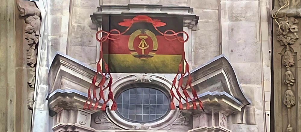 Mit einem Banner haben Aktivisten von "Maria 2.0" den Eingang des Kölner Generalvikariats verhüllt