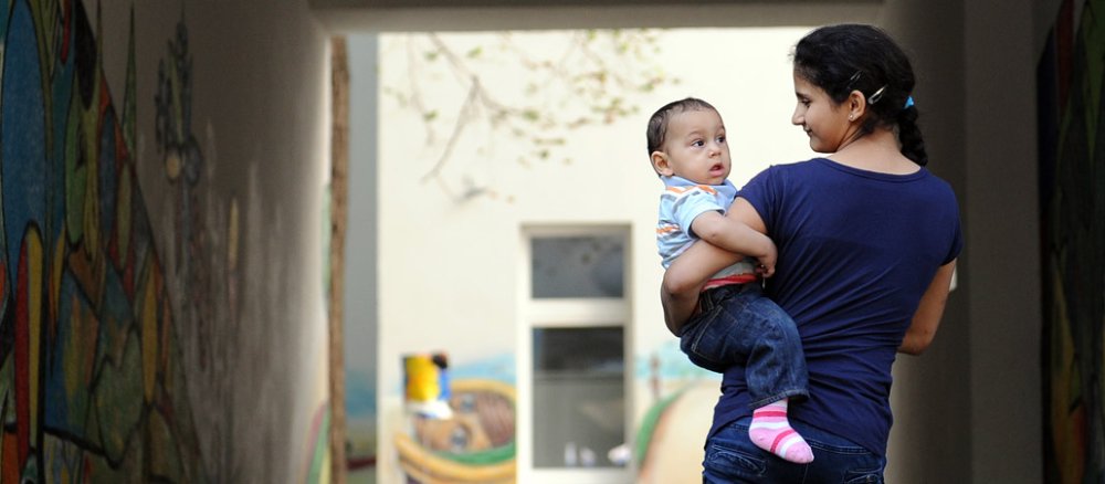Rebekka wohnt mit ihrem Baby im Wohnprojekt für Sinti und Roma in der Harzer Straße in Berlin