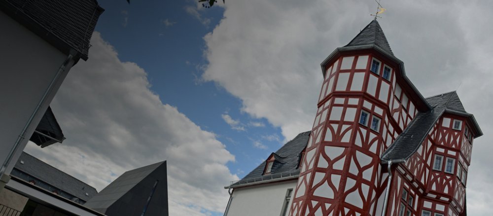 Das Bild zeigt die alte Vikarie (links) und die neue Kapelle (mitte).