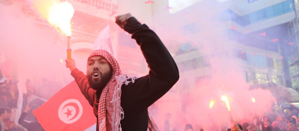 Demonstranten feiern am vierten Jahrestag der Revolution auf den Straßen von Tunis.