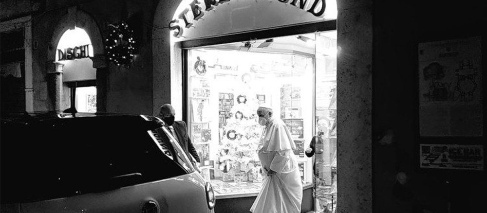 Papst Franziskus verlässt ein Plattengeschäft in Rom