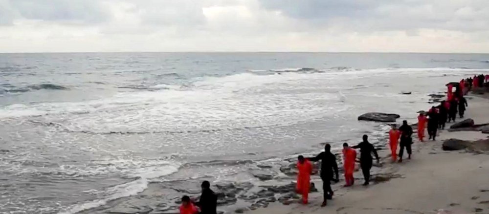 In einem Propagandavideo des "Islamischen Staates" werden 21 koptische Christen zu ihrer Hinrichtung geführt.