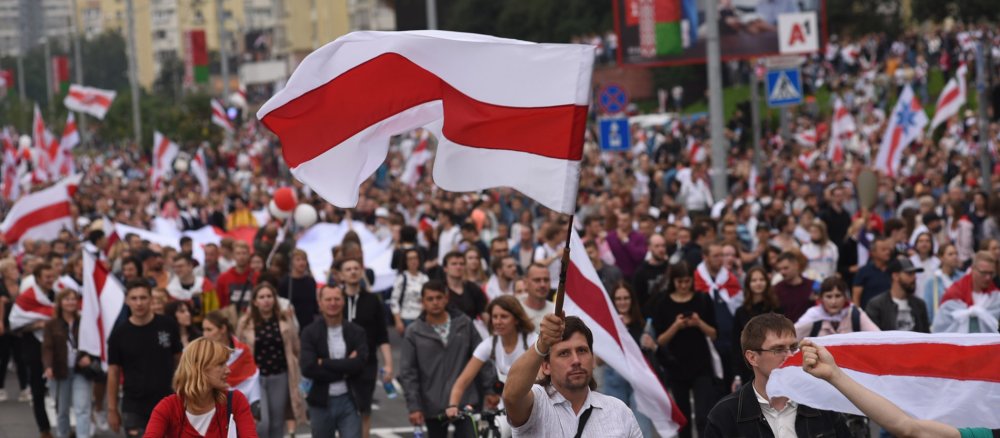 Demonstranten mit einer weißrussischen Flagge