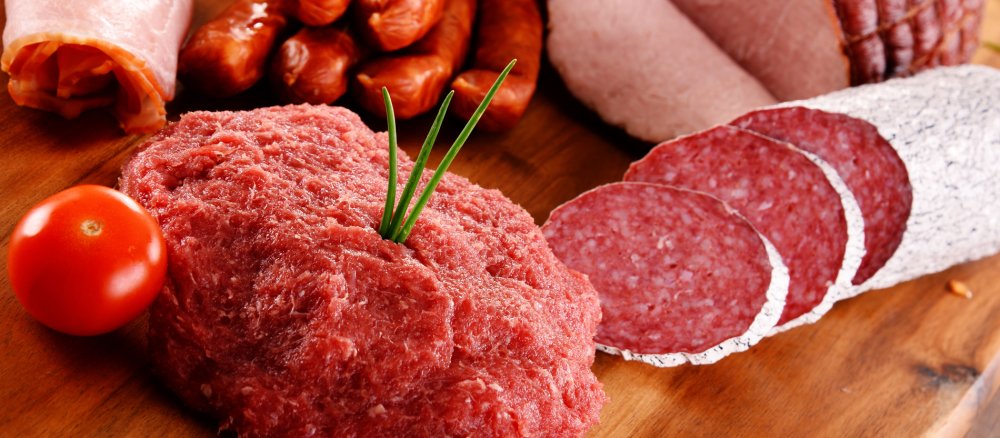Salami, Hackfleisch, Schweinefleisch und Braten sind auf einem Brett angerichtet.