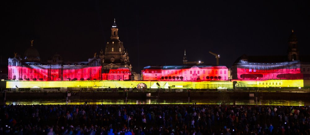 Eine Multimediashow mit Licht, Laser und Projektionen erhellt am 02.10.2016 im Rahmen des Bürgerfestes das Terrassenufer in Dresden (Sachsen)