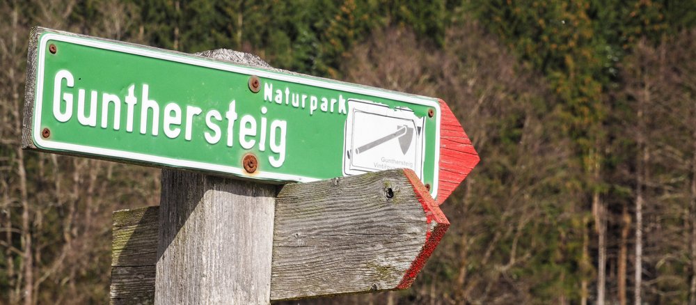 Wegweise mit der Aufschrift "Gunthersteig"
