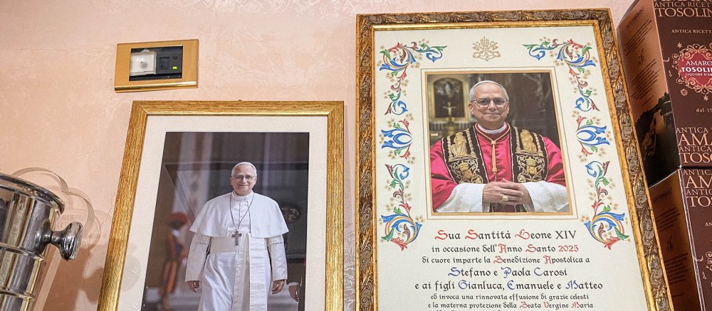 Foto von Papst Leo XIV. und Segensurkunde des Papstes für die Familie von Stefano Carosi, Gastwirt in Castel Gandolfo und Besitzer der Bar Carosi.
