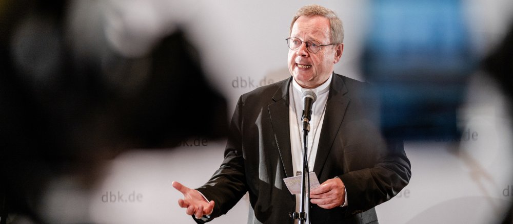 Bischof Georg Bätzing spricht bei der Pressekonferenz