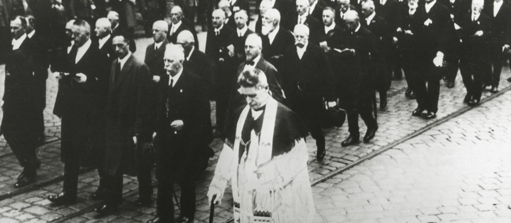 Pater Rupert Mayer SJ bei der Münchener Fronleichnamsprozession.
