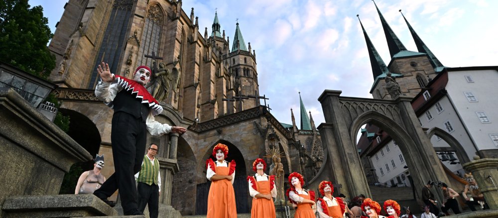 Solisten und Chor proben eine Szene der Oper "Fausts Verdammnis" von Hector Berlioz für die Domstufen-Festspiele in Erfurt vor der Kulisse des Mariendoms und St. Severi.
