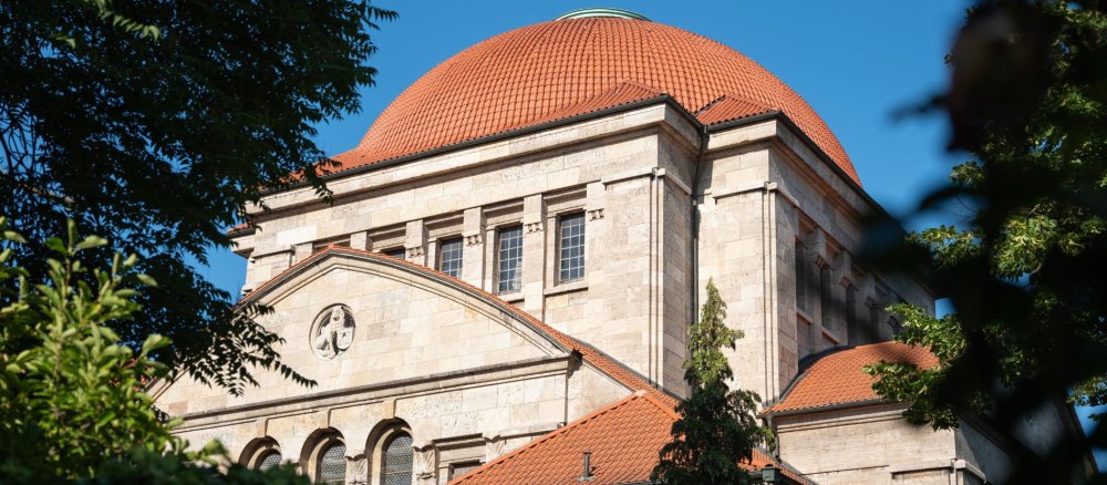 Blick auf die Westendsynagoge in Frankfurt