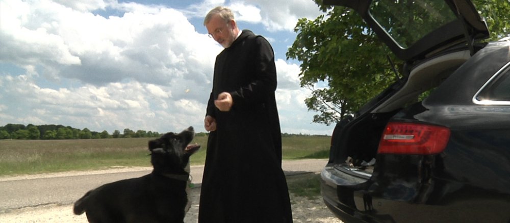 Bischofshund Pami und Bischof Hanke