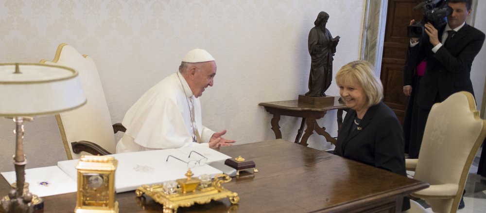 Hannelore Kraft, Ministerpräsidentin von NRW, spricht mit Papst Franziskus.