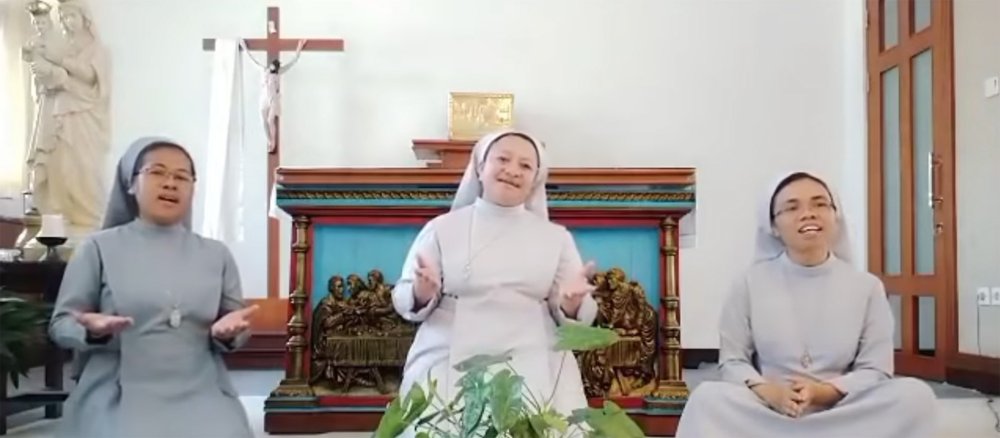 Drei indonesische Ordensfrauen singen in ihrer Kapelle ein Lied als Gruß an ihre muslimischen Nachbarn und Angestellten