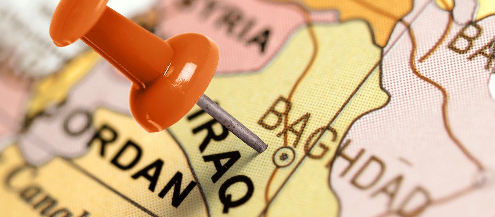 Ein roter Pin markiert den Irak auf der Landkarte.
