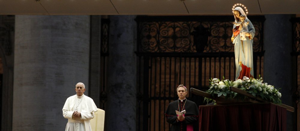 Am Sonntag feierte Franziskus die eucharistische Anbetung im Petersdom.