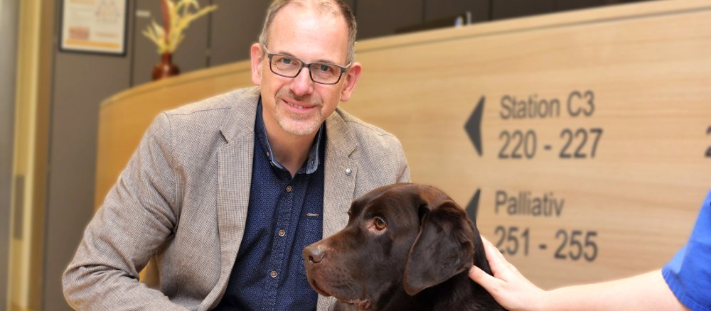 Sebastian von Melle, Pastoralreferent und Krankenhausseelsorger, mit seinem Labrador "Ide"