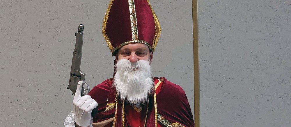 Ein Nikolaus-Darsteller hält einen Revolver in der Hand