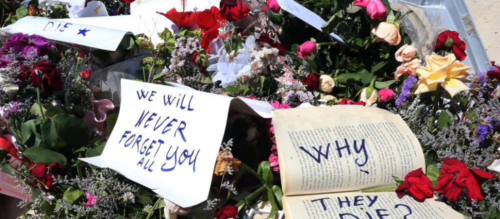 Ein Meer von Blumen, darüber Zettel mit der Frage "Why"
