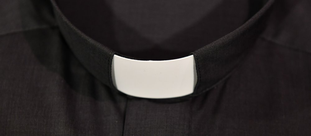 Schwarzes Priesterhemd mit eingestecktem Kollar