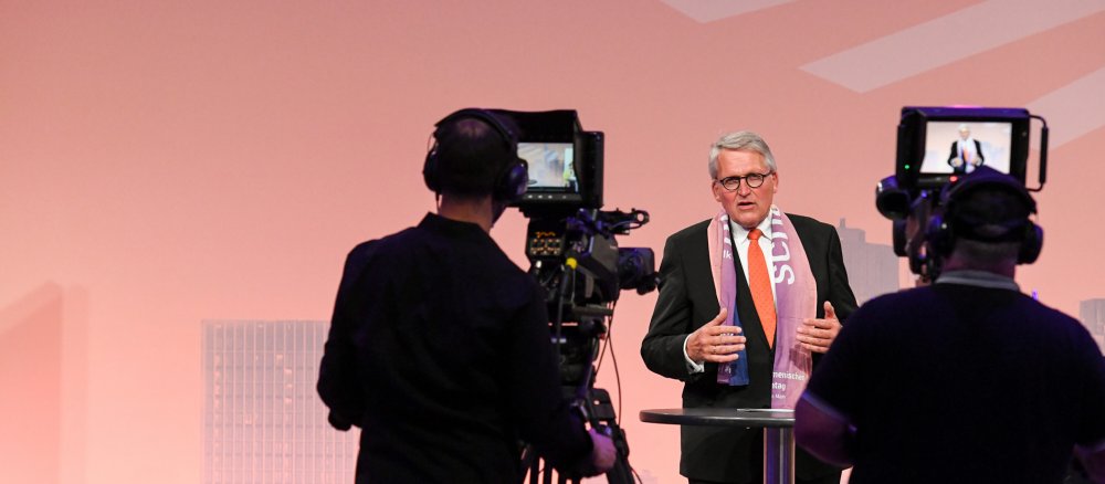 ÖKT-Präsident Thomas Sternberg spricht vor Kameras