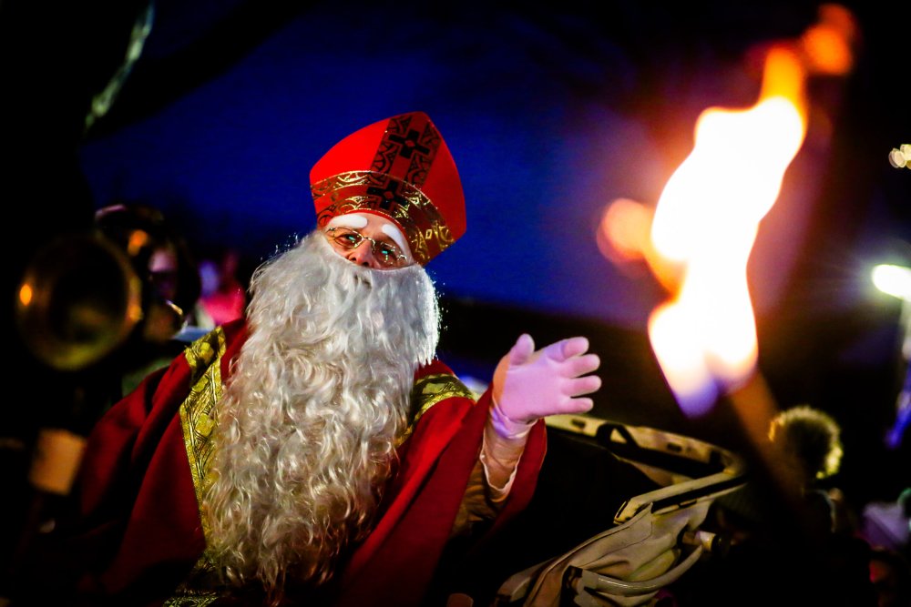 Ein Mann ist bei einem Nikolausumzug als heiliger Nikolaus verkleidet.