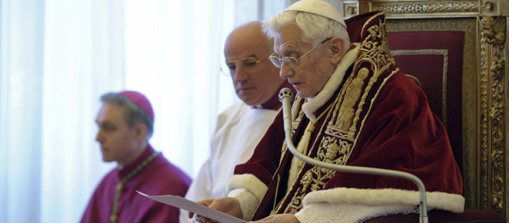 Papst Benedikt XVI. kündigt am 11. Februar 2013 vor Kardinälen an, dass er am 28. Februar 2013 zurücktreten will.