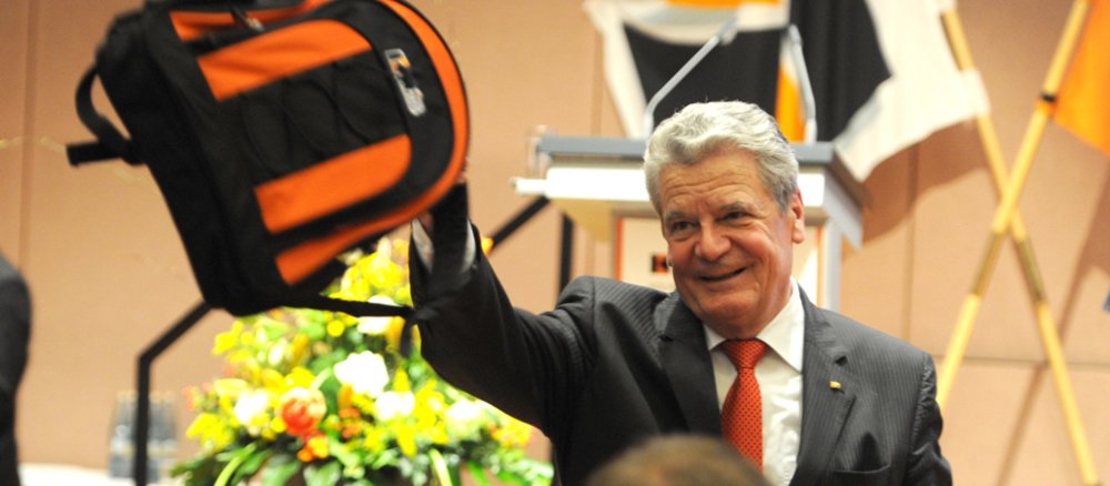 Bundespräsident Joachim Gauck mit dem geschenkten Kolping-Rucksack bei seinem Besuch in Köln zum 200. Geburtstag des Sozialreformers Adolph Kolping.
