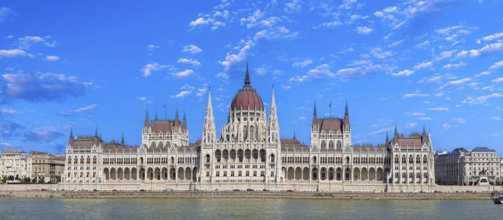 Ungarn, Panoramablick auf das Parlament und die Budapester Skyline des historischen Zentrums