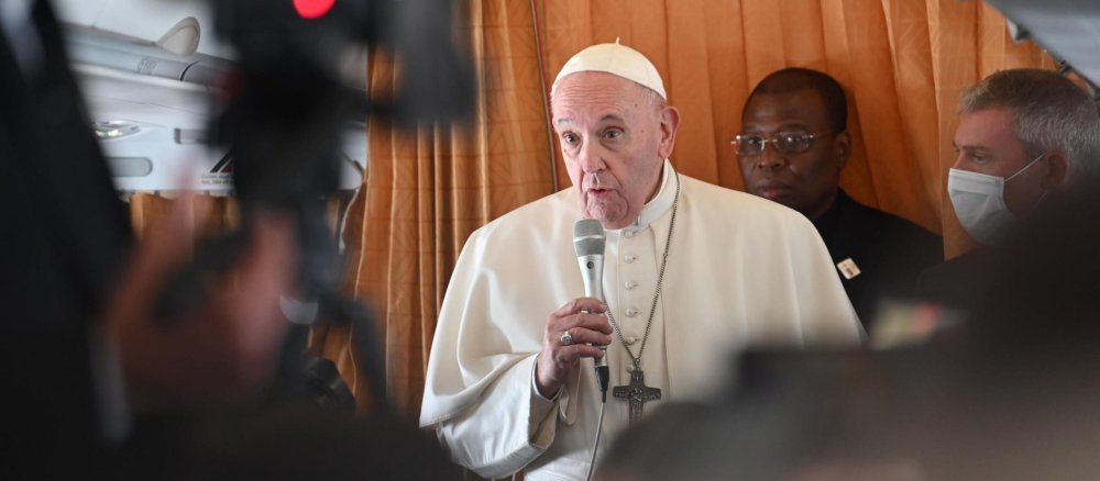Papst Franziskus spricht in einem Flugzeug