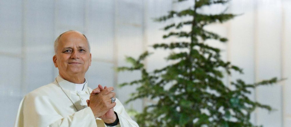 Papst Leo vor einem Tannenbaum