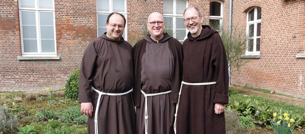 Die Kapuzinerbrüder Kenny Brack, Christophorus Goedereis und Ad Vermeulen (v.l.n.r.) leiten die Delegation Niederlande-Belgien