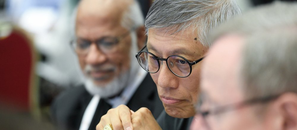Kardinal Stephen Chow bei den Beratungen der Weltsynode in Rom