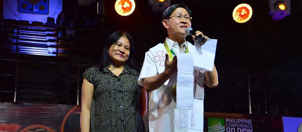 Kardinal Tagle mit seiner Stola aus Stoffresten