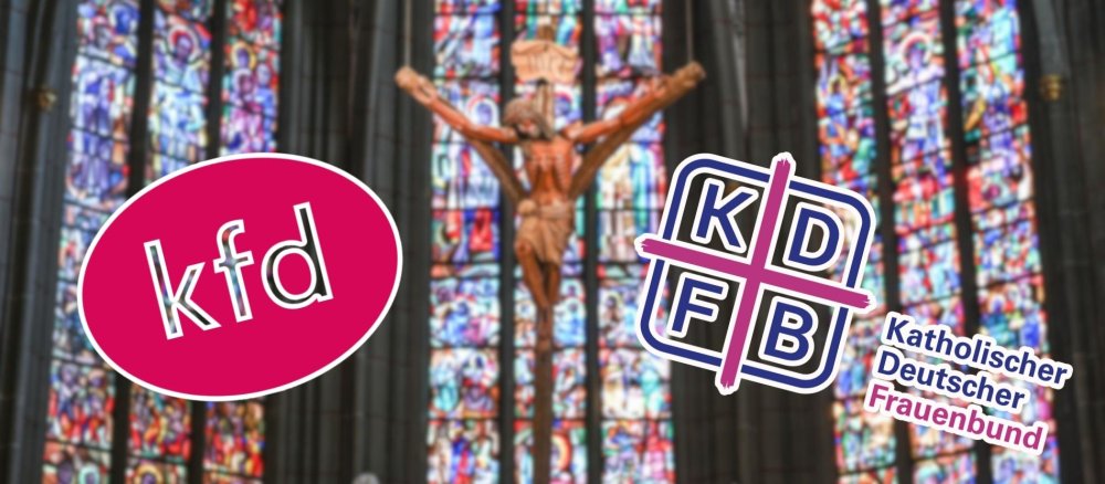 Die Logos von kfd und KDFB vor Kirchenfenstern als Hintergrund