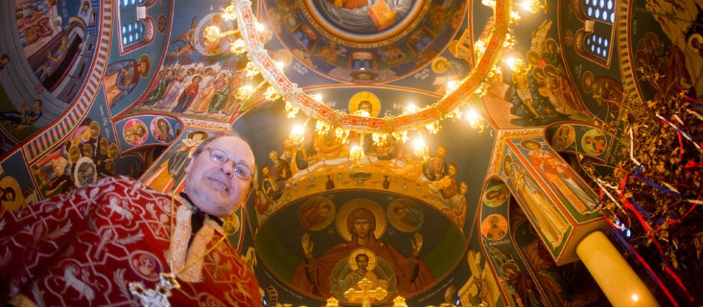 Milan Pejic in einer reich geschmückten orthodoxen Kirche.