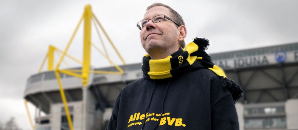 Karsten Haug vor dem BVB-Stadion in Dortmund